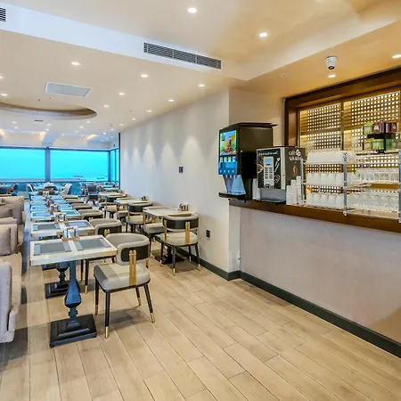 Отель Lions Royal